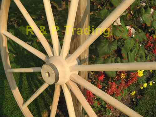2 inch rim wooden hub wagon wheel close-up